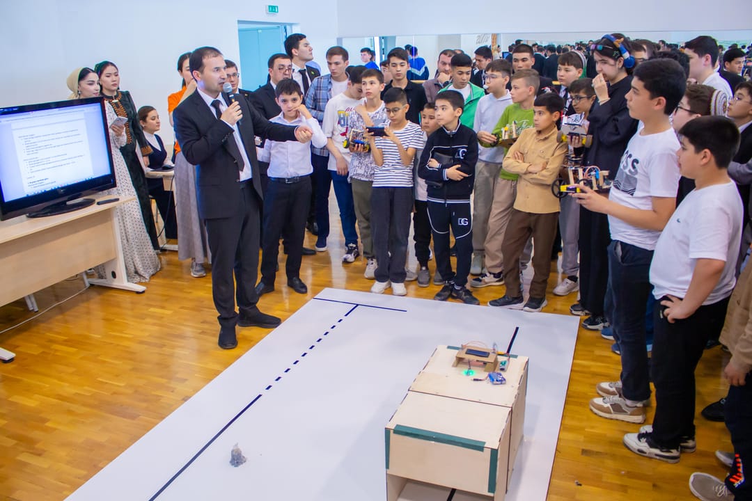 В Туркменистане прошли командные соревнования по робототехнике