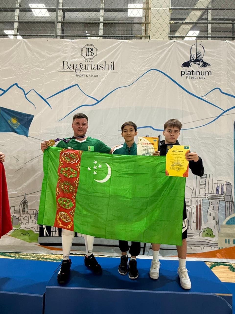 Сборная Туркменистана по фехтованию завоевала золото на турнире Platinum Cup в Алматы
