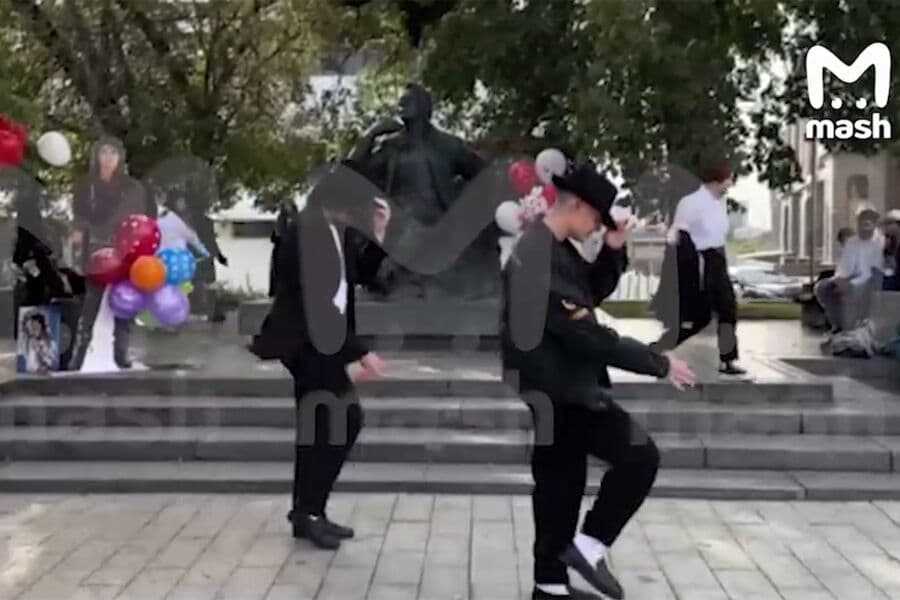 Moskwada Maýkl Jeksonyň muşdaklary köçede tans etdiler