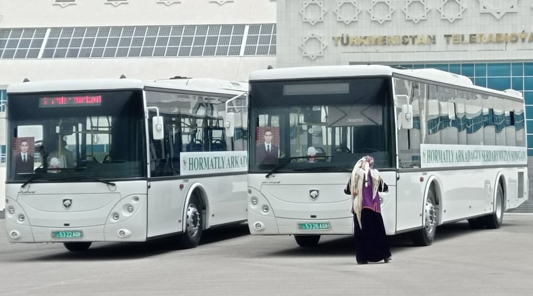 Новые автобусы получили работники Госкомитета Туркменистана по телевидению, радиовещанию и кинематографии