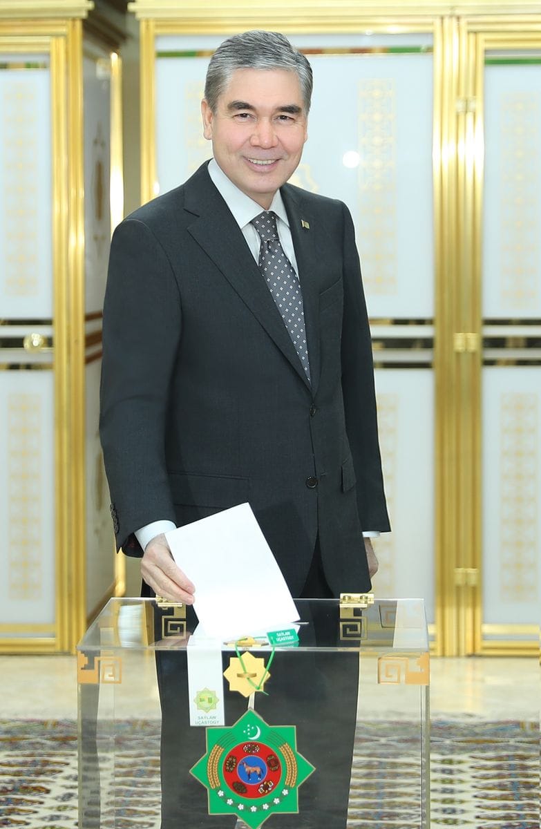 Глава Туркменистана вместе с членами семьи принял участие в президентских выборах