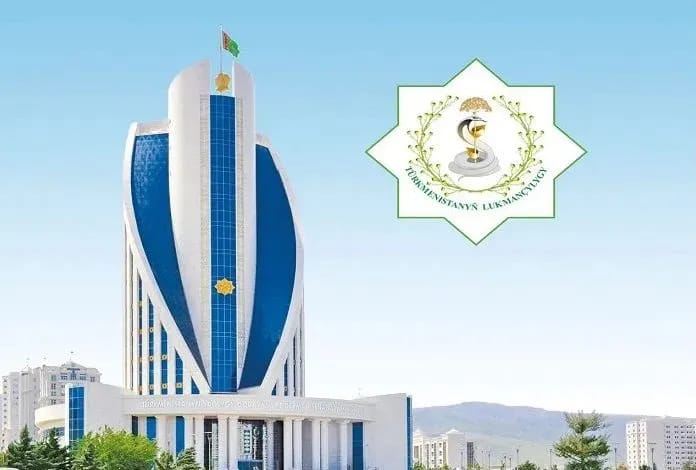 Президент Туркменистана наградил медработников по случаю профессионального праздника