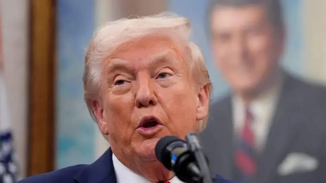 Трамп объявил о введении 100-процентных пошлин на китайские товары