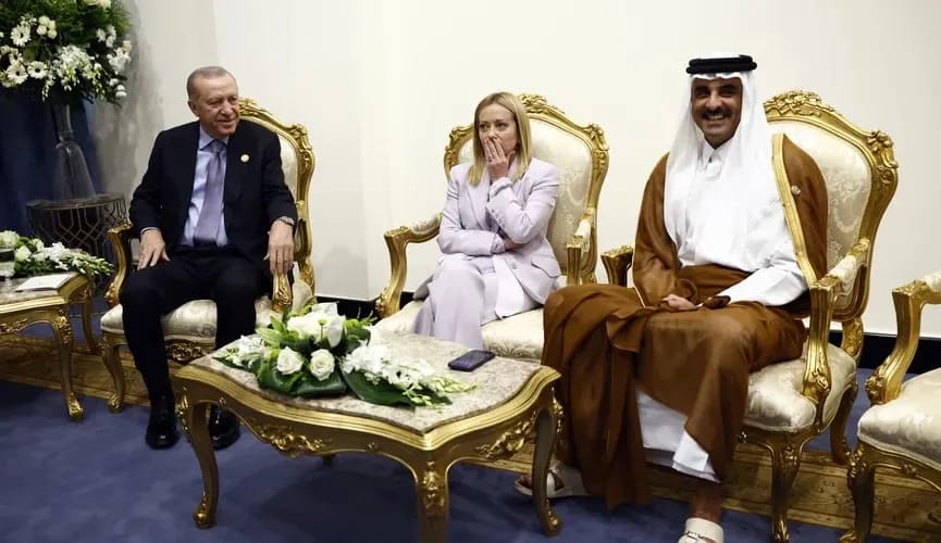 Эрдоган посоветовал Мелони бросить курить во время встречи в Шарм-эль-Шейхе