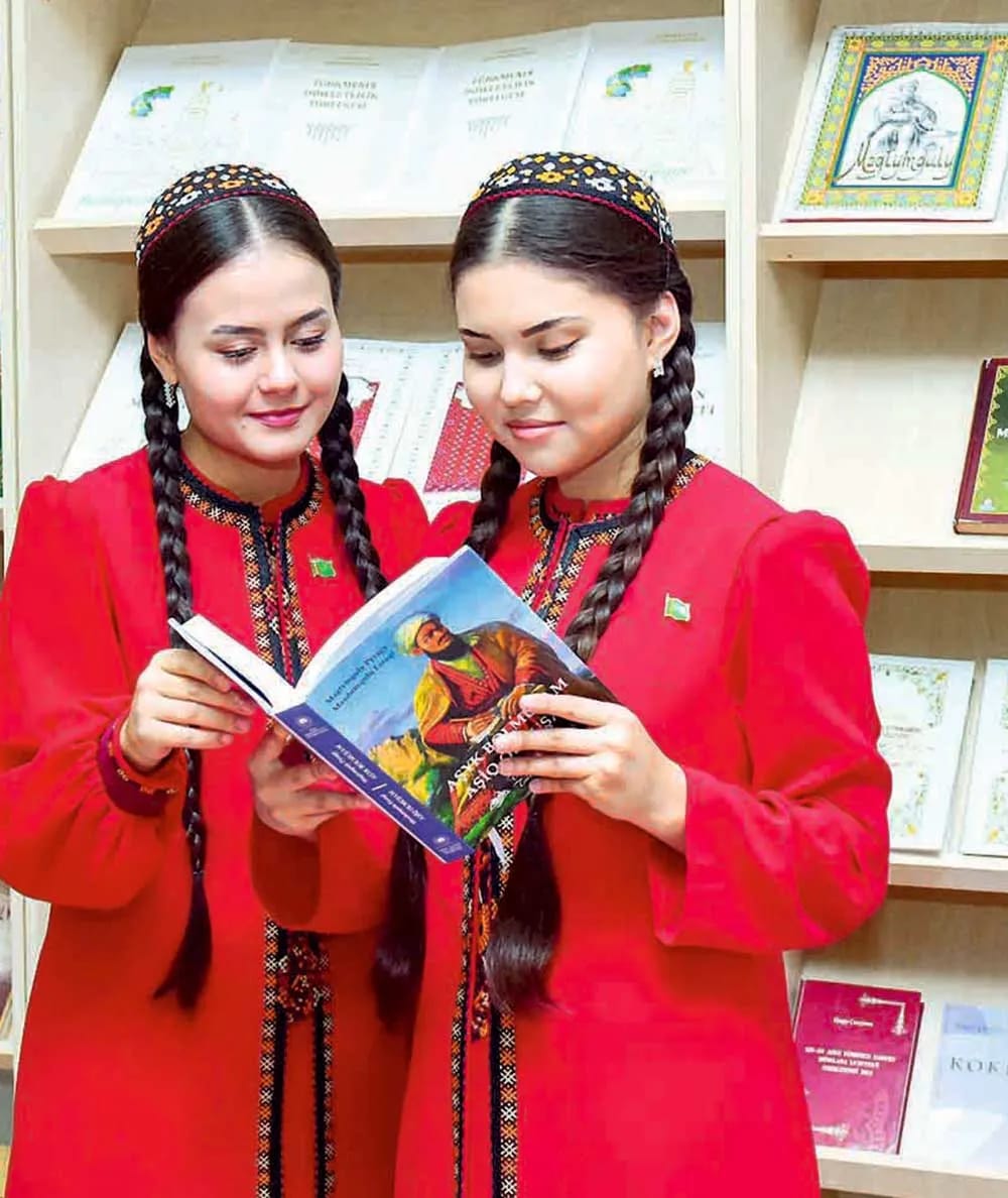 В Ашхабаде презентовали книгу Махтумкули Фраги «Aşyk bolmuşam» на азербайджанском языке