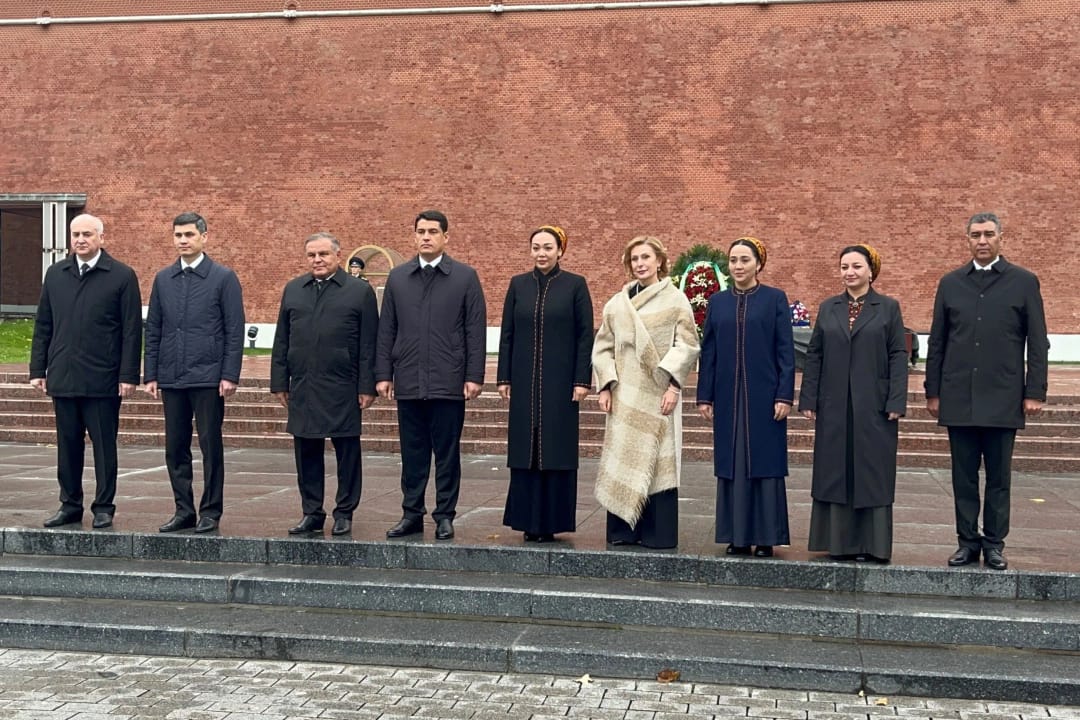 В Москве туркменские парламентарии возложили венок к могиле Неизвестного солдата