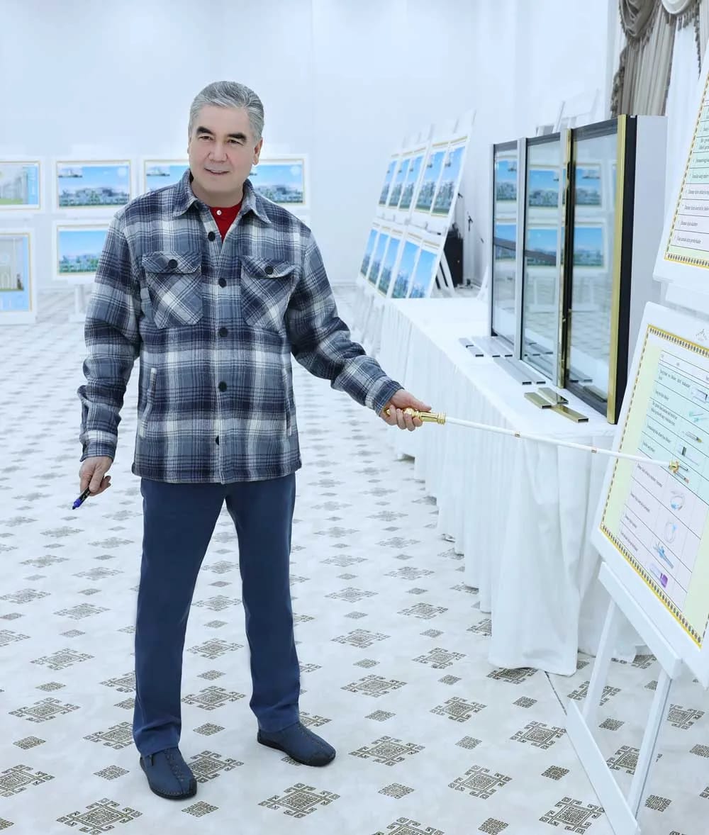 During his working visit, Gurbanguly Berdimuhamedov inspected new buildings in the city of Arkadag