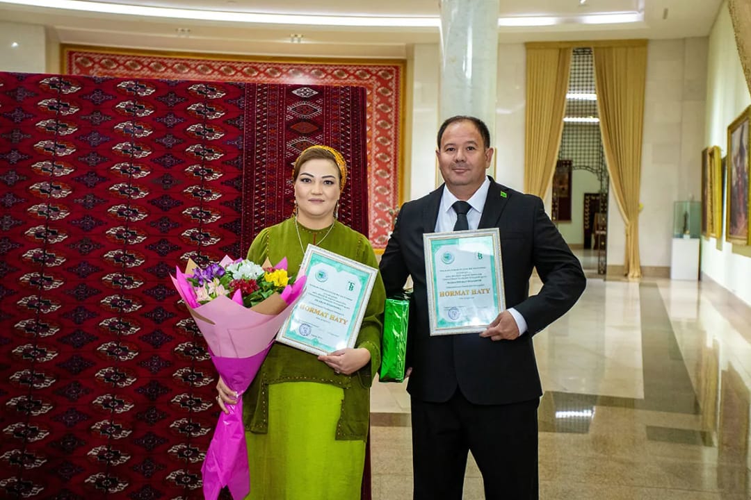 В музее Ашхабада открылась выставка работ Максата и Диларам Ходжаиновых