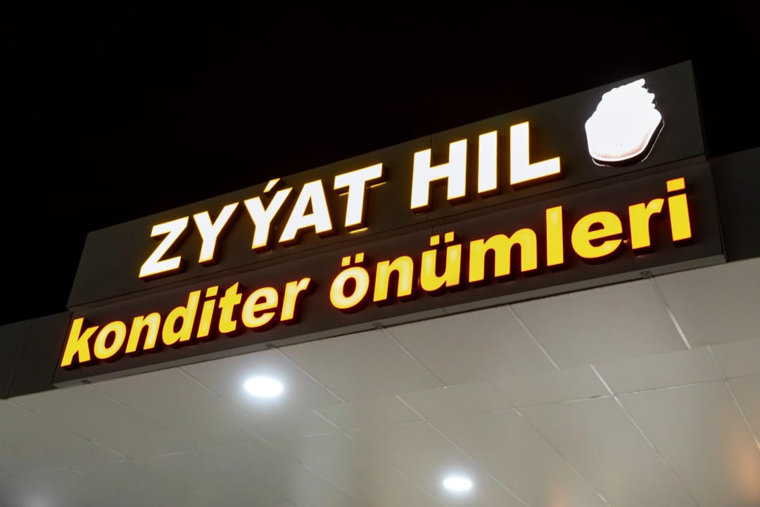 «Zyýat Hilden» tortlar üçin bezegler: her bezegde baýramçylyk