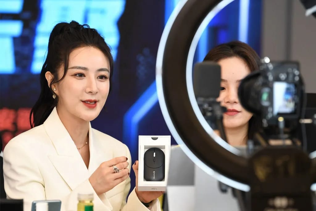 Китай обязал блогеров иметь дипломы для советов по медицине и финансам