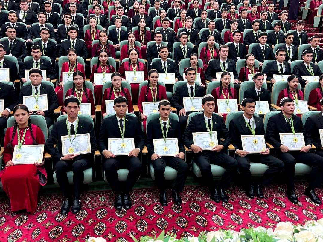 В Ашхабаде наградили победителей международных олимпиад по экономике и философии