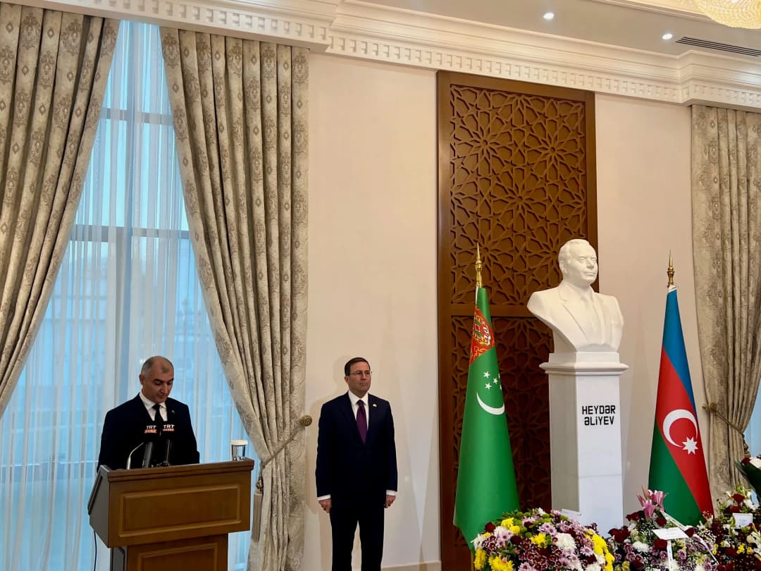 В Ашхабаде отметили День Победы и День Государственного Флага Азербайджана