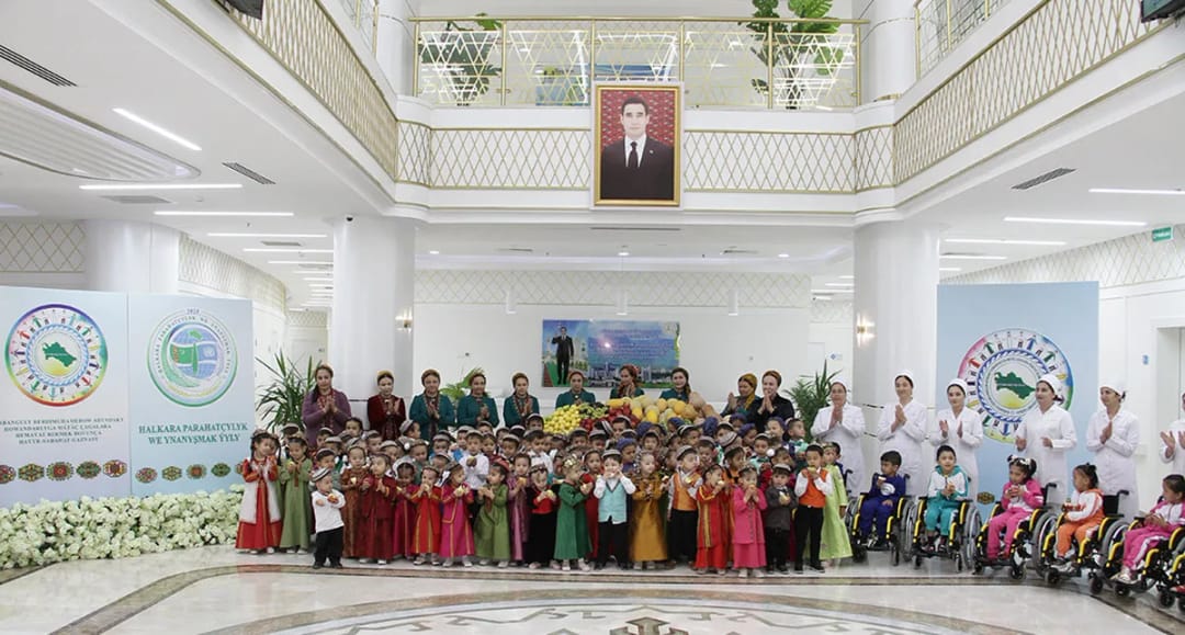 В Туркменистане нуждающиеся в опеке дети получили подарки от руководства страны