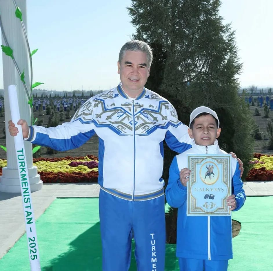 Герой-Аркадаг исполнил просьбу мальчика на церемонии высадки деревьев о совместном фото