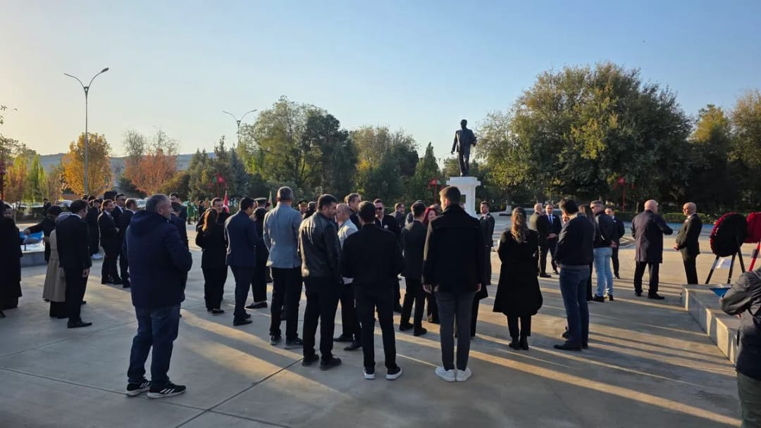 В Ашхабаде состоялась церемония возложения венков к памятнику Ататюрка