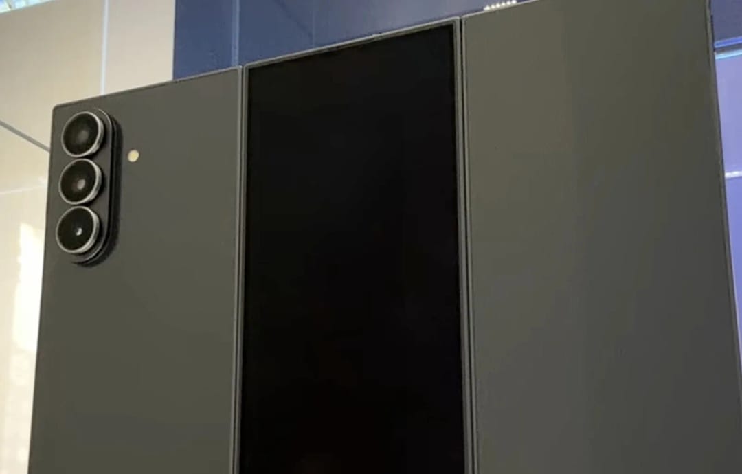 Samsung представит смартфон с тройным складным экраном в декабре