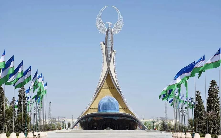 Türkmenistanyň Prezidenti Daşkentde Garaşsyzlyk binasyna gül goýdy