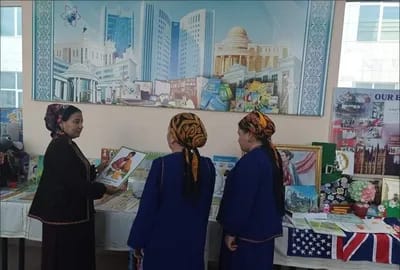 Учителя и воспитатели в Балканабате участвовали в конкурсе на лучшее наглядное пособие