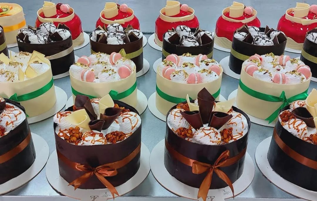 Zyýat Hil напоминает о возможности заказать фирменные торты к любому празднику