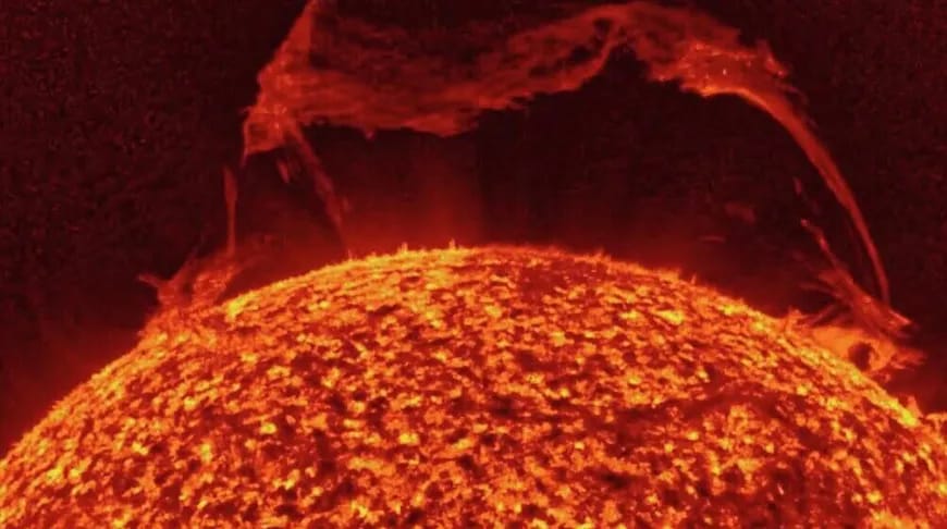 От Солнца оторвался протуберанец размером в 80 Земель