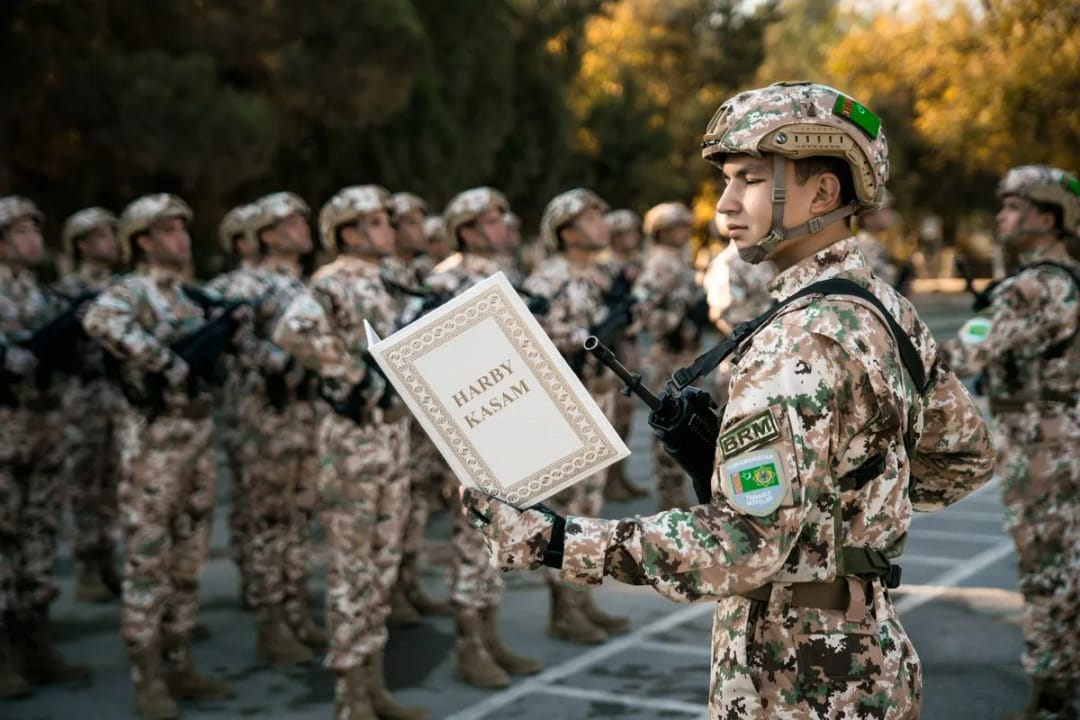 Призывники в Туркменистане проходят церемонию принятия присяги