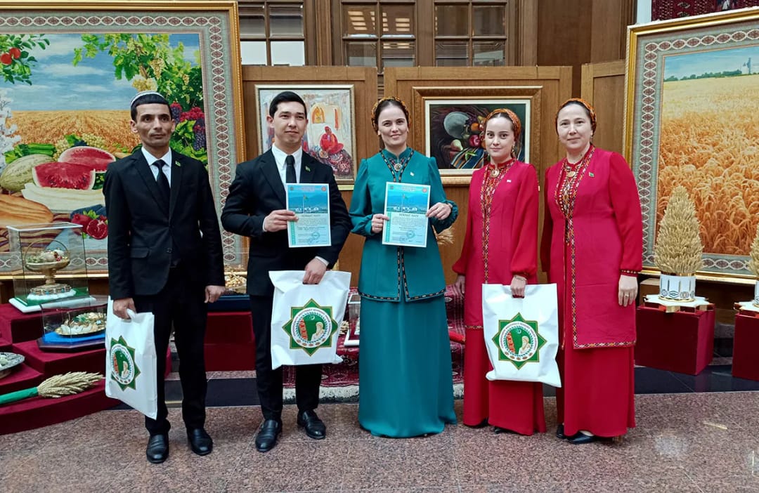 В Туркменистане наградили победителей конкурса сочинений
