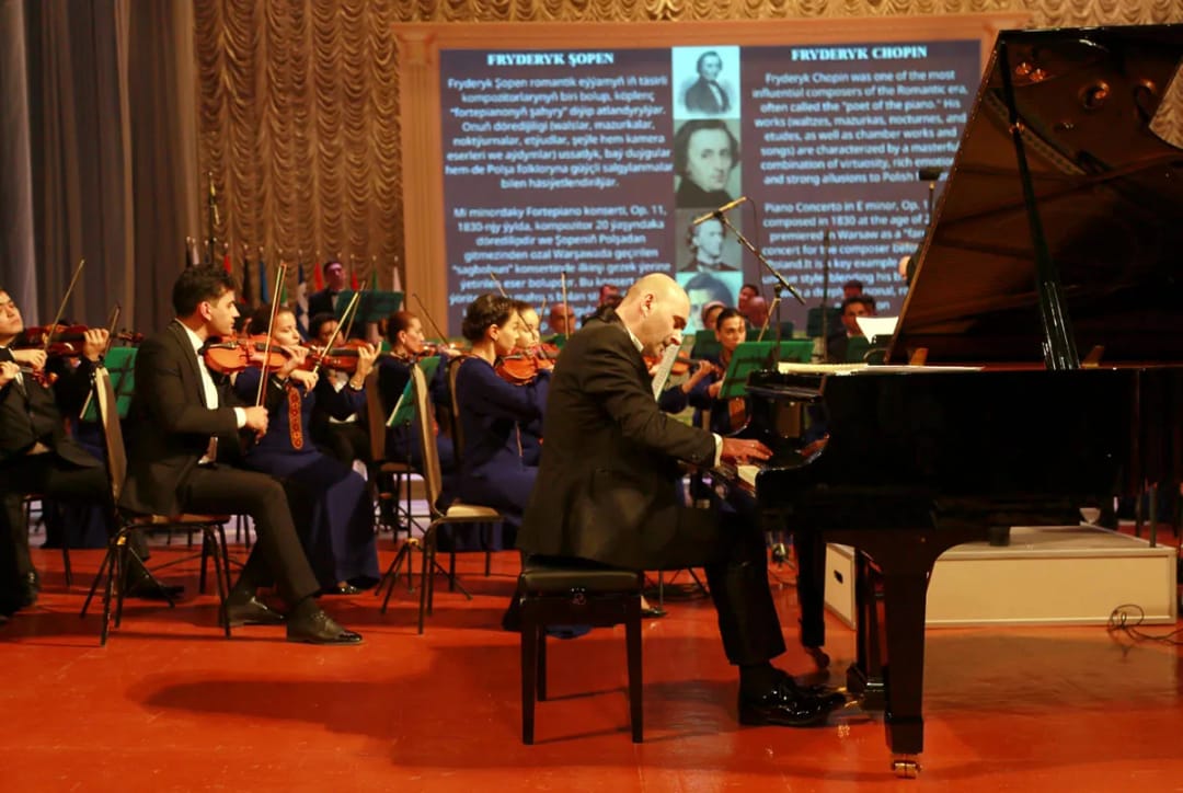 В Ашхабаде с большим успехом прошел концерт польского пианиста Войцеха Валечека