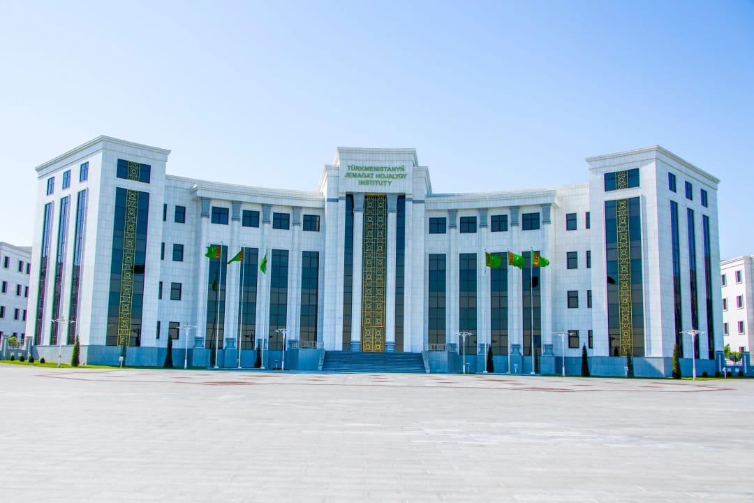 В вузе Ашхабада прошел международный форум о роли Туркменистана в транспортном сотрудничестве