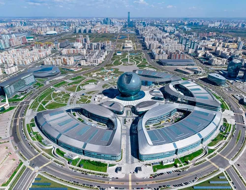 Президент Туркменистана посетил в Казахстане центр искусственного интеллекта Alem.AI