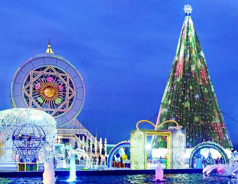 В Ашхабаде началась подготовка к новогодним праздникам