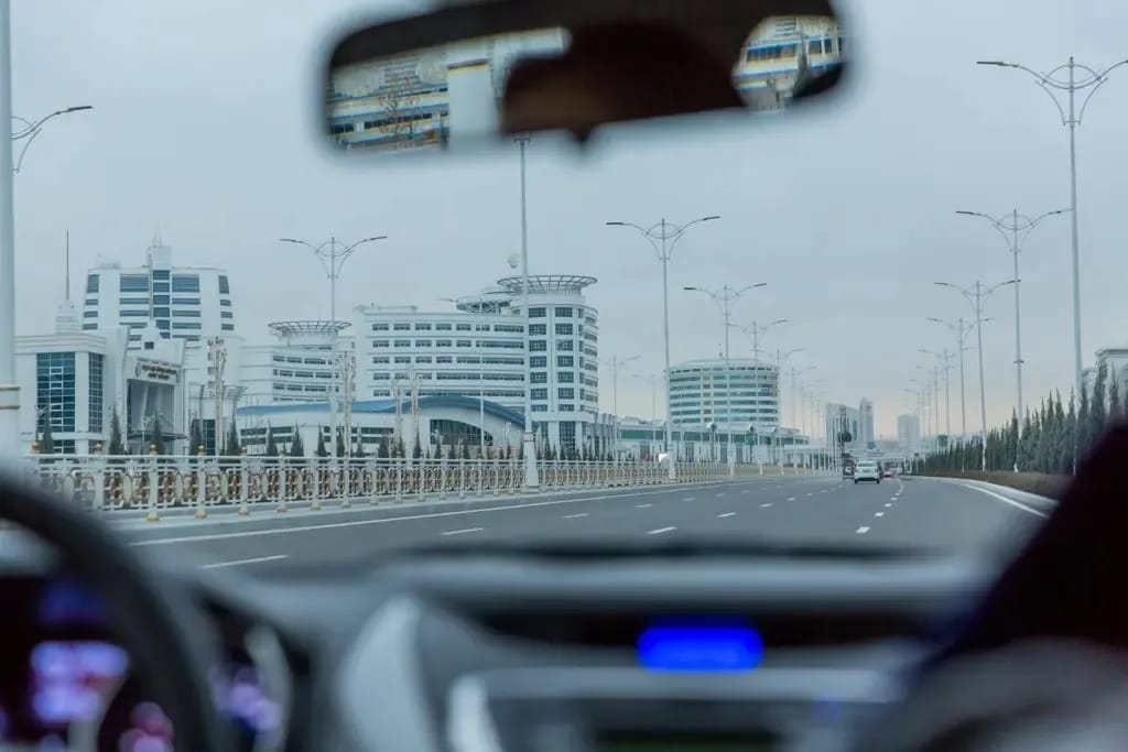 В Туркменистане повысили штрафы за проезд на красный свет и неправильную парковку