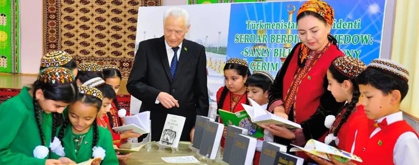 В ашхабадской школе прошла творческая встреча с писателем Хемрой Шировым