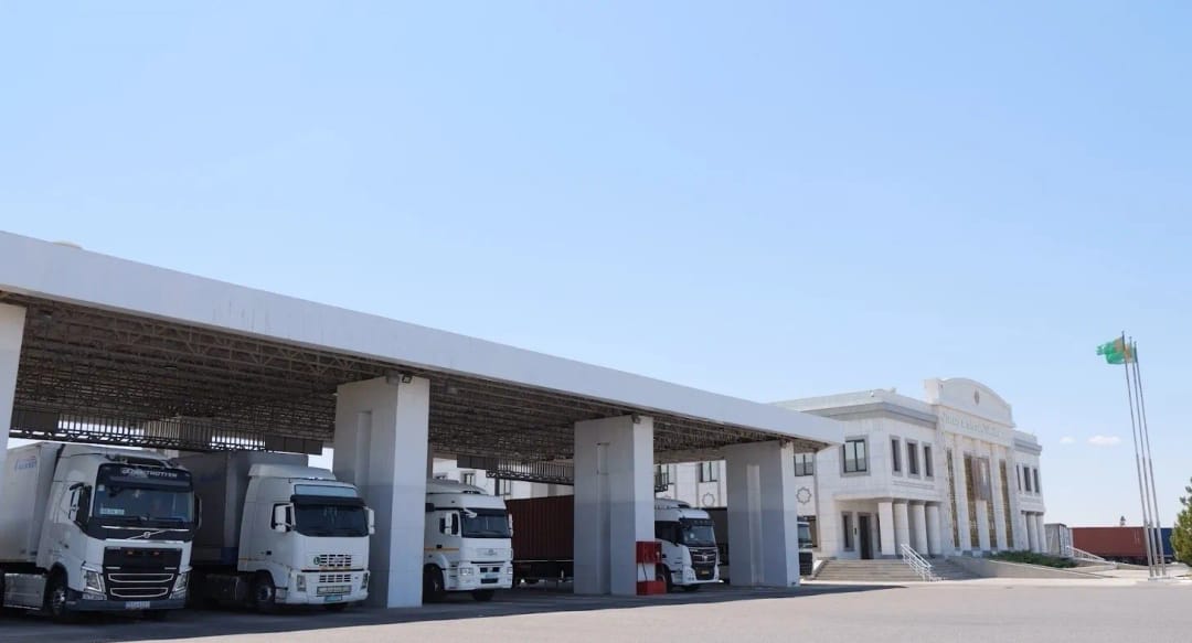 В Туркменистане на пунктах пропуска время оформления транзита сокращено до минимума