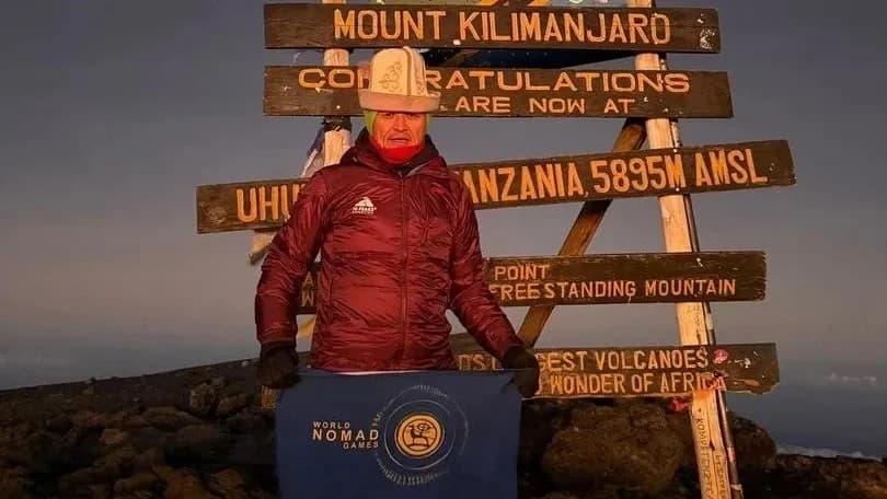 Çarwadarlaryň bütindünýä oýunlarynyň baýdagy Kilimanjaronyň gerşinde dikildi