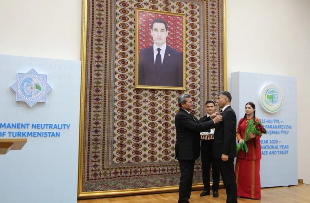 Türkmenistanyň hemişelik Bitaraplygynyň 30 ýyllygy mynasybetli döwlet sylaglaryny gowşurmak dabarasy geçirildi