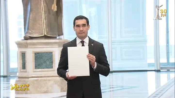 Президент Туркменистана награжден юбилейной медалью в честь 30-летия нейтралитета