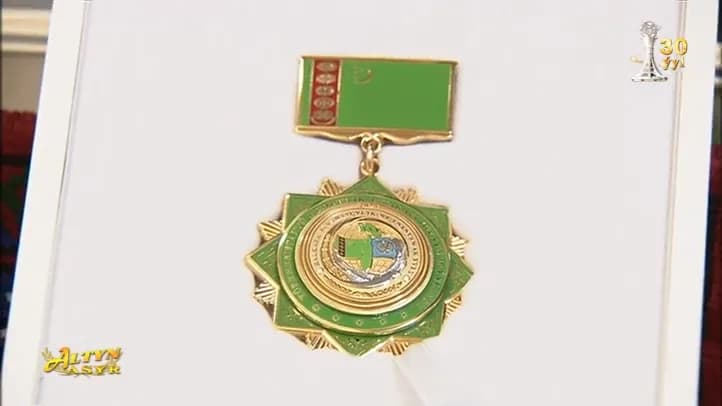 Köp sanly raýatlara we daşary ýurtlulara «Türkmenistanyň Bitaraplygynyň 30 ýyllygyna» atly ýubileý medaly we ýadygärlik nyşany gowşurylýar