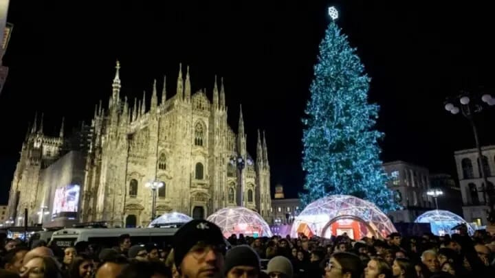 Milanda Olimpiada-2026-nyň hormatyna baş Roždestwo arçasy ýakyldy