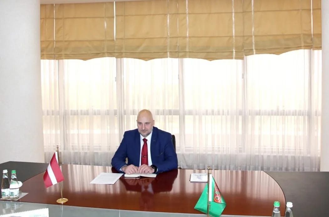 Новый посол Латвийской Республики в Туркменистане вручил копии верительных грамот