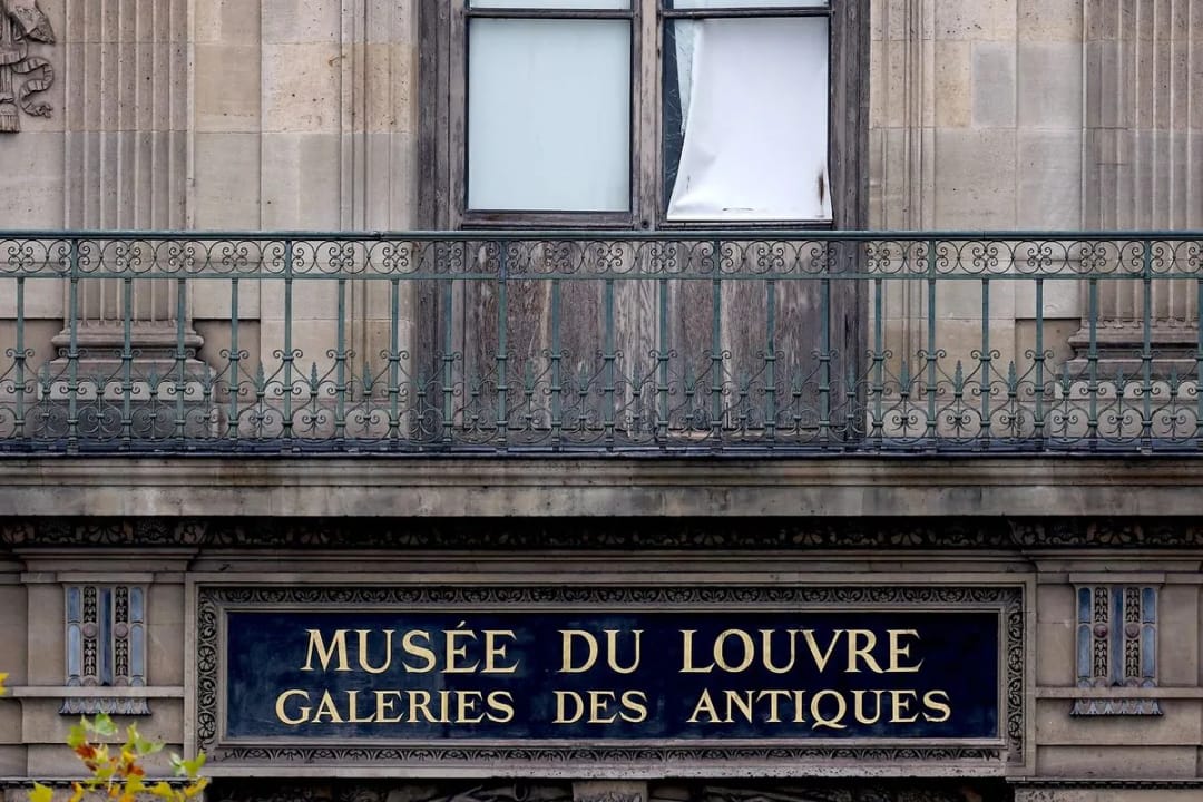 Luwrda turba ýarylmagy sebäpli ýüzlerçe kitap zaýalandy