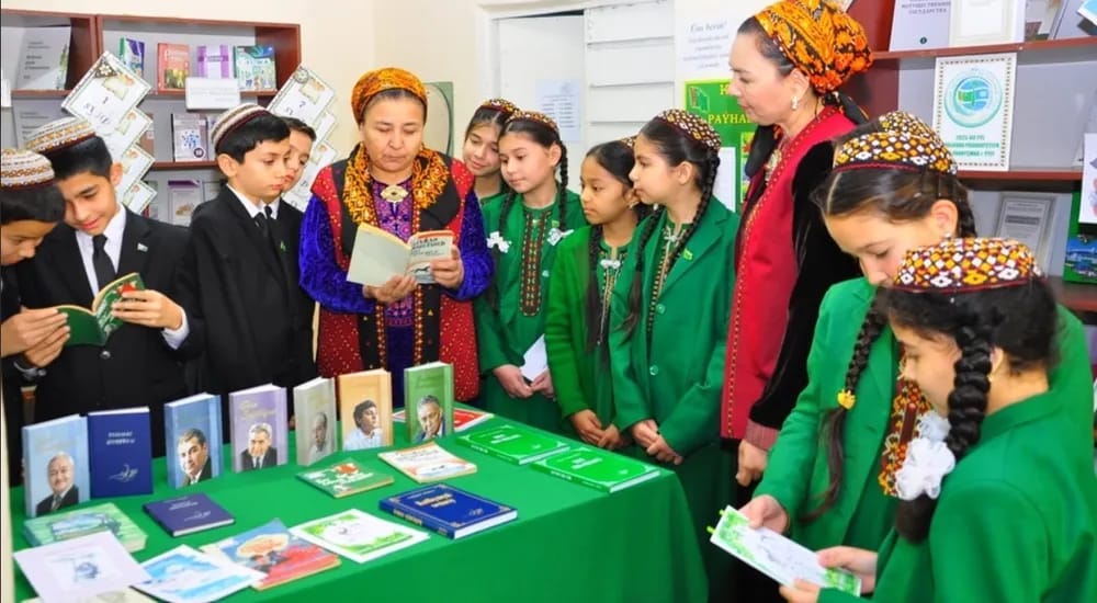В школе Ашхабада прошла творческая встреча памяти поэта Атаджана Аннабердыева