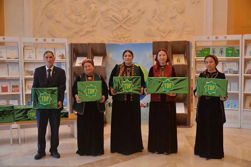 На востоке Туркменистана наградили победителей и призеров двух творческих конкурсов