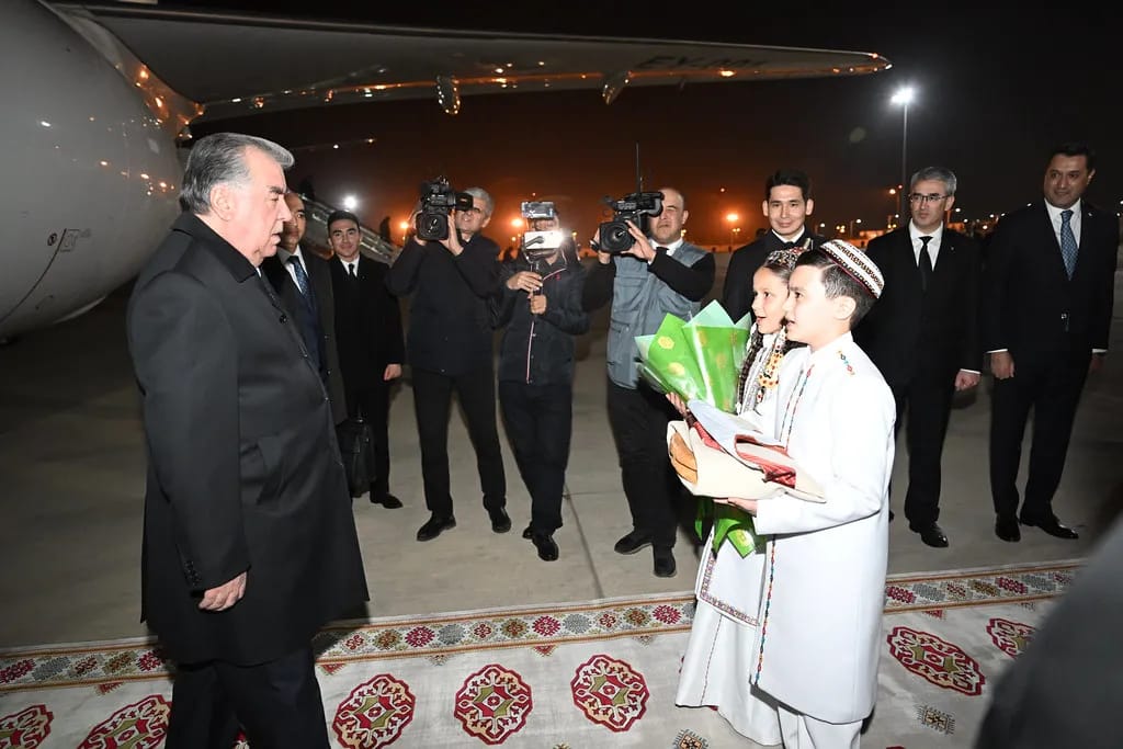 Президент Таджикистана прибыл в столицу Туркменистана