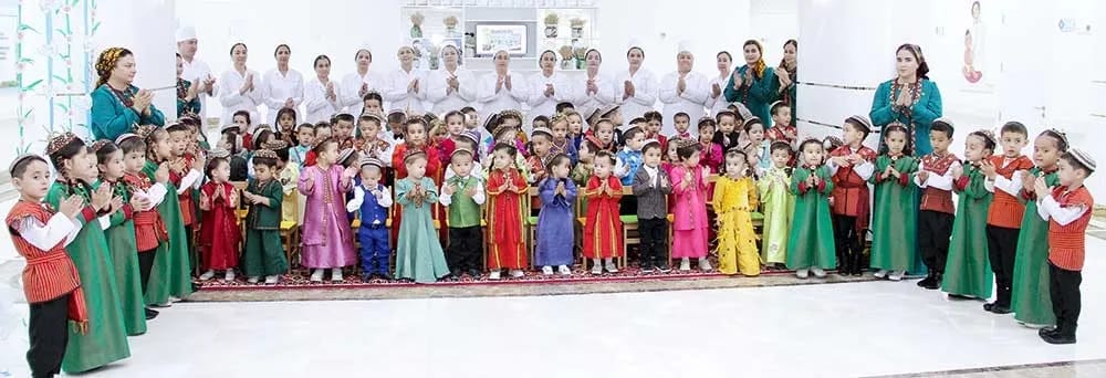 Дети «Döwletliler köşgi» и Детского реабилитационного центра получили подарки от руководства Туркменистана