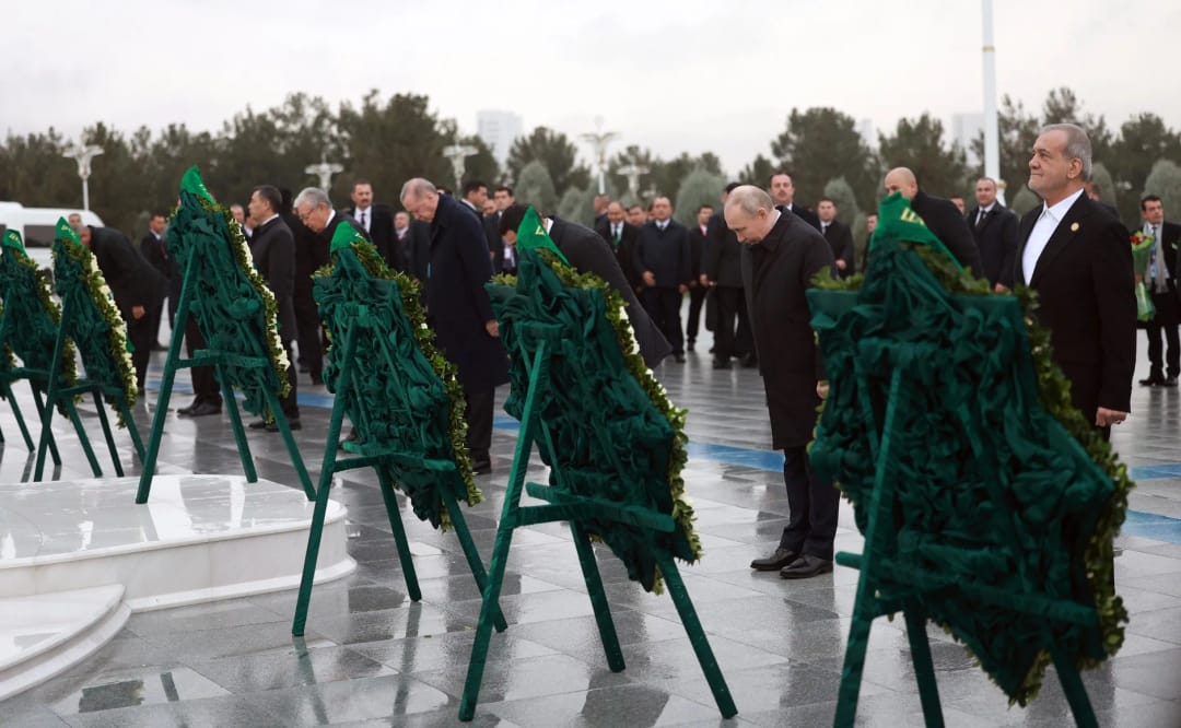 Türkmenistanyň Prezidenti we daşary ýurtlaryň Liderleri Bitaraplyk binasyna gül goýdular