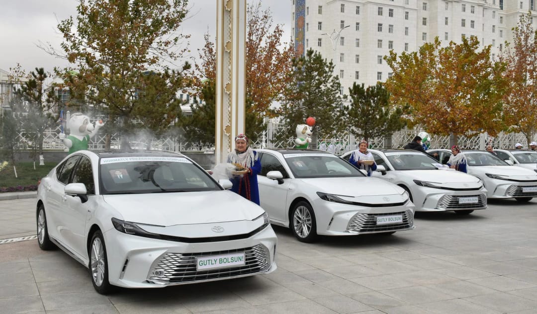 В Ашхабаде наградили призеров международных олимпиад и соревнований