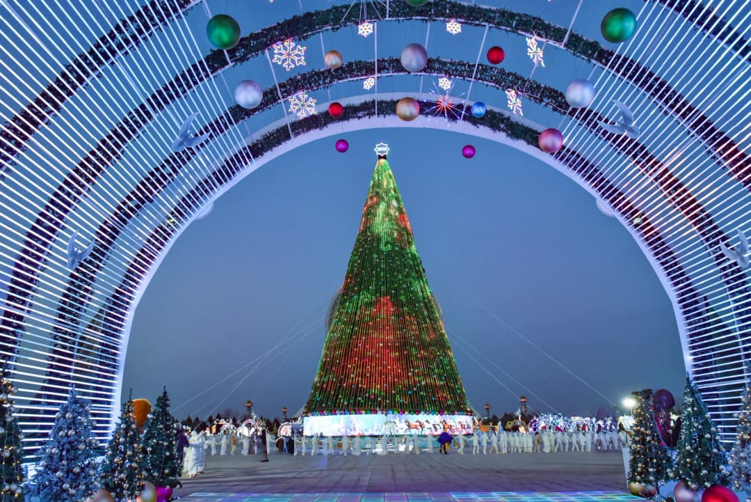 В Ашхабаде зажгли огни главной новогодней елки страны