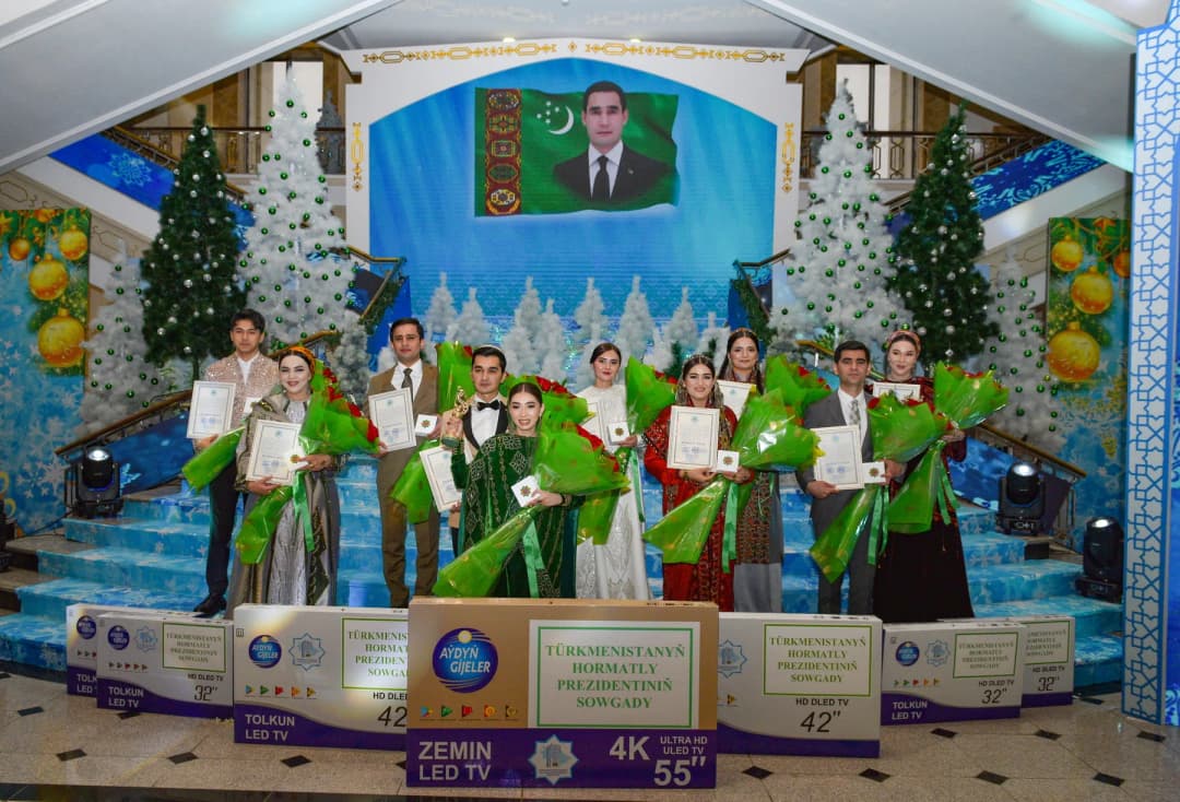 Президент Туркменистана наградил 10 молодых певцов памятным серебряным знаком