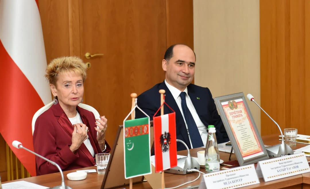 Президент Туркмено-Австрийского общества поздравила Turkmenportal с наступающим Новым годом
