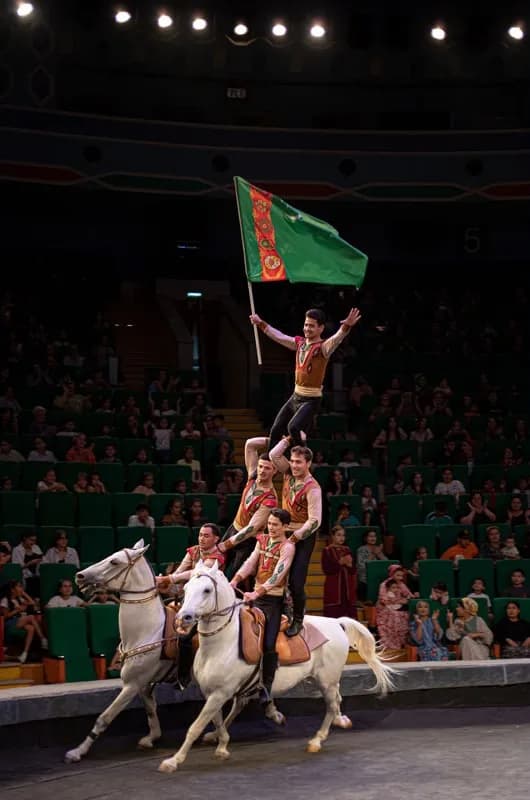Государственный цирк Туркменистана представил новогоднюю программу «Крылатые скакуны»